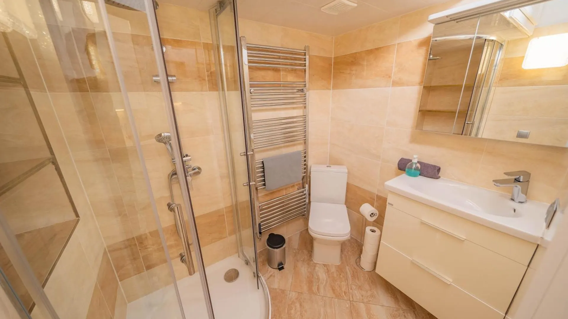 4 Bob'S Apartments - 3 Bedrooms, King Size Beds Praga 0*,